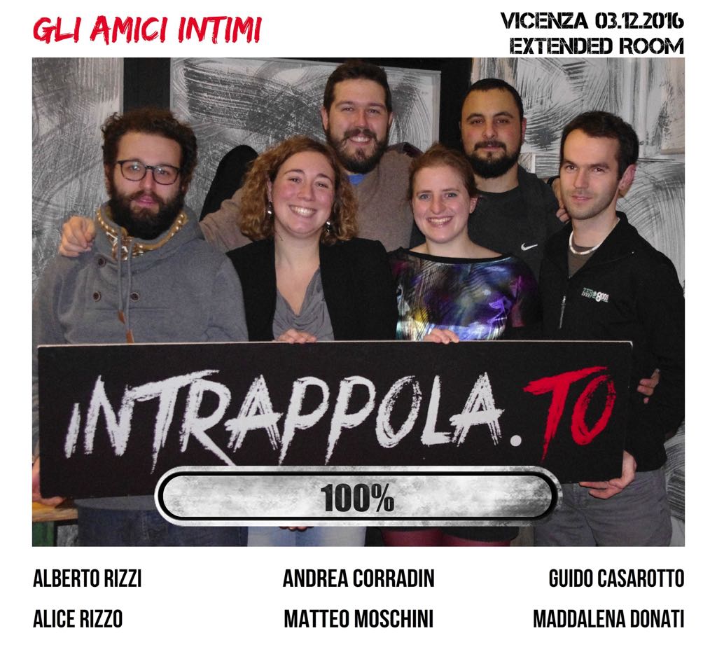Il gruppo gli amici intimi è fuggito dalla nostra escape room Extended Room